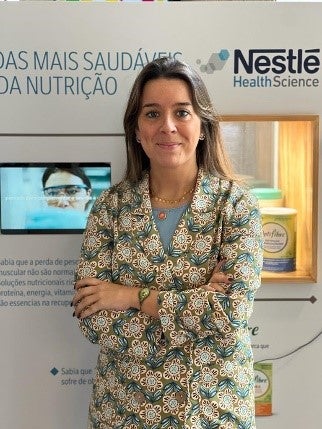 Mulher em estande da Nestlé Health Science